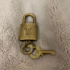 Pre-loved LV Lock & Key Set 316